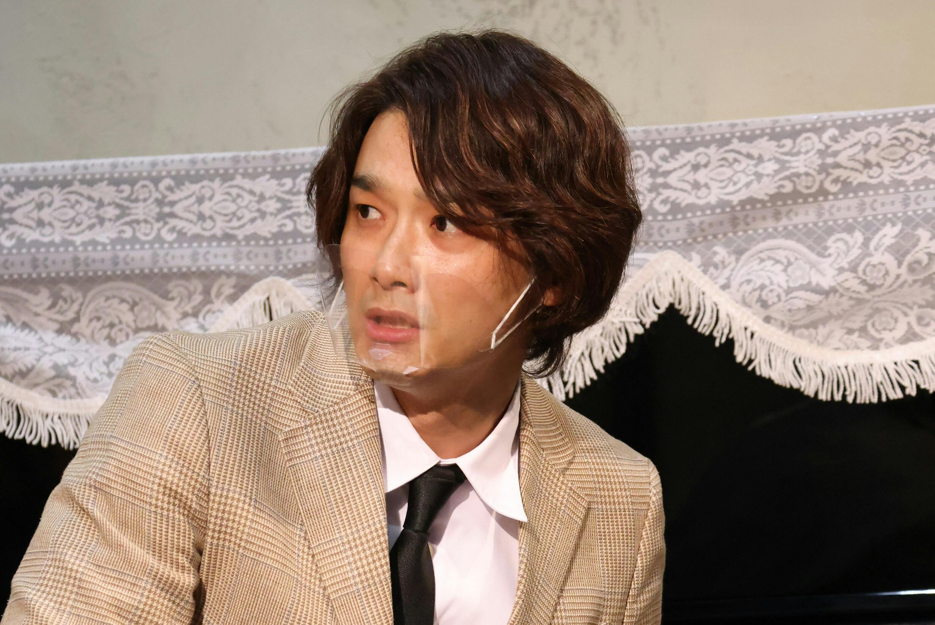 日本人のへそ 必死で探す 役の声 井上芳雄 Nikkei Style 日本人のへそ 必死で探す 役の声 井上芳雄 Nikkei Style