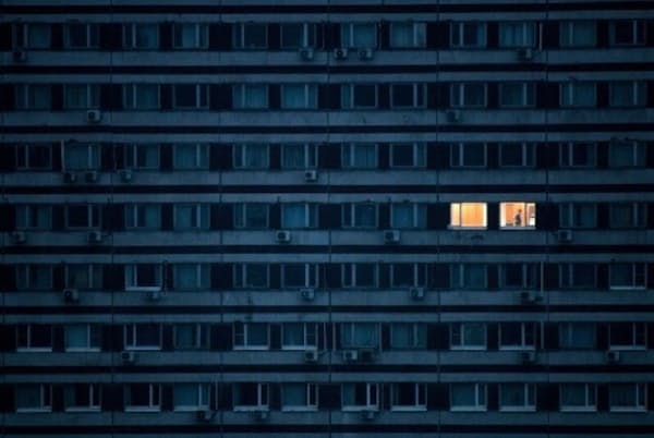 新型コロナのパンデミックは、「報復のための就寝先延ばし(報復的徹夜)」事例を増加させている。この言葉は、ストレスの多い一日への腹いせとしてその結果どうなるかがわかっていても夜更かしをする行為のことを指す(PHOTOGRAPH BY KIRILL KUDRYAVTSEV, AFP VIA GETTY IMAGES) 新型コロナのパンデミックは、「報復のための就寝先延ばし(報復的徹夜)」事例を増加させている。この言葉は、ストレスの多い一日への腹いせとしてその結果どうなるかがわかっていても夜更かしをする行為のことを指す(PHOTOGRAPH BY KIRILL KUDRYAVTSEV, AFP VIA GETTY IMAGES)