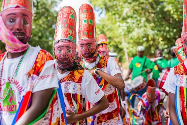 カリブ海の島、英領モントセラトで、聖パトリック祭のパレードに参加する伝統舞踊団「エメラルド・オリオールズ」のメンバー。太鼓を叩き、司教帽に似せたかぶり物を着けた仮面舞踏は、奴隷として連れてこられたアフリカの祖先と、彼らによる地主への反乱計画の歴史に敬意を表している(PHOTOGRAPH BY VALBAUN GALLOWAY, MONTSERRAT TOURISM DIVISION) カリブ海の島、英領モントセラトで、聖パトリック祭のパレードに参加する伝統舞踊団「エメラルド・オリオールズ」のメンバー。太鼓を叩き、司教帽に似せたかぶり物を着けた仮面舞踏は、奴隷として連れてこられたアフリカの祖先と、彼らによる地主への反乱計画の歴史に敬意を表している(PHOTOGRAPH BY VALBAUN GALLOWAY, MONTSERRAT TOURISM DIVISION)