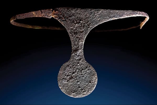 スペイン南東部、ラ・アルモロヤの遺跡で約4000年前の女性の墓が見つかったとき、この銀の冠が女性の頭蓋骨を飾っていた(PHOTOGRAPH BY J.A. SOLDEVILLA, COURTESY OF THE ARQUEOECOLOGIA SOCIAL MEDITERRANIA RESEARCH GROUP, UNIVERSITAT AUTONOMA DE BARCELONA) スペイン南東部、ラ・アルモロヤの遺跡で約4000年前の女性の墓が見つかったとき、この銀の冠が女性の頭蓋骨を飾っていた(PHOTOGRAPH BY J.A. SOLDEVILLA, COURTESY OF THE ARQUEOECOLOGIA SOCIAL MEDITERRANIA RESEARCH GROUP, UNIVERSITAT AUTONOMA DE BARCELONA)