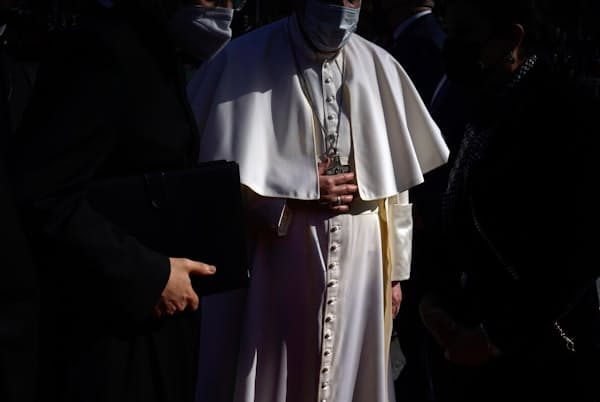 2021年3月5日、イラクに到着した直後、首都バグダッドの大統領府で歓迎を受けるローマ教皇フランシスコ。現職の教皇がイラクを訪問したのは今回が初めてだ(PHOTOGRAPH BY MOISES SAMAN) 2021年3月5日、イラクに到着した直後、首都バグダッドの大統領府で歓迎を受けるローマ教皇フランシスコ。現職の教皇がイラクを訪問したのは今回が初めてだ(PHOTOGRAPH BY MOISES SAMAN)