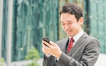 デジタル給与が導入されれば利便性向上だけでけなく、日本全体の生産性が高まるといわれるが、課題もなお残る。写真はイメージ