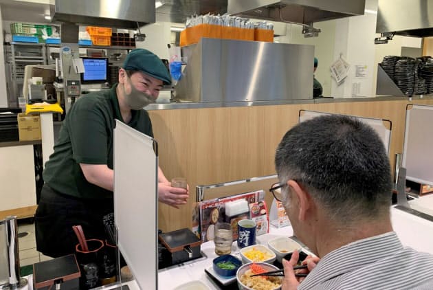 いらっしゃいませ から こんにちは へ なぜ吉野家は接客あいさつを変えたのか Nikkei Style いらっしゃいませ から こんにちは へ なぜ吉野家は接客あいさつを変えたのか Nikkei Style