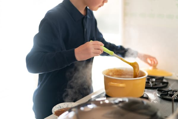病気や障害のある家族に代わって、料理、買い物、掃除や洗濯などの家事を引き受ける子供もいる。写真はイメージ=PIXTA 病気や障害のある家族に代わって、料理、買い物、掃除や洗濯などの家事を引き受ける子供もいる。写真はイメージ=PIXTA