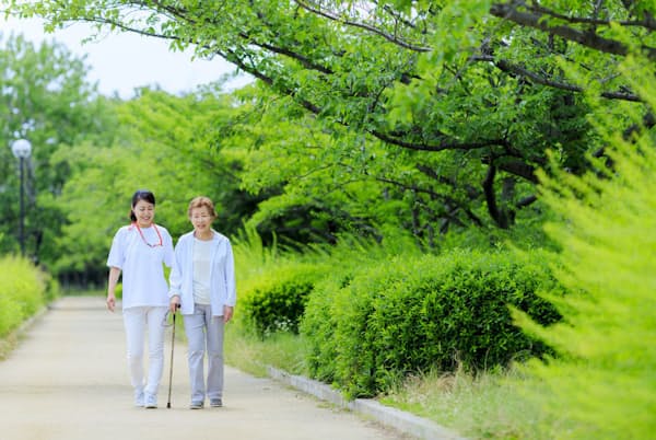 がんで治療中の人は、副作用の出方や体力レベルがそれぞれに違う。座ったり、立ったり、できれば歩くというふうに、できるときにできることをやるくらいでいい。写真はイメージ=123RF がんで治療中の人は、副作用の出方や体力レベルがそれぞれに違う。座ったり、立ったり、できれば歩くというふうに、できるときにできることをやるくらいでいい。写真はイメージ=123RF