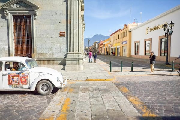 メキシコの町オアハカでは、今でもフォルクスワーゲン・ビートルが当たり前のように走っている(PHOTOGRAPH BY ADAM ROSE) メキシコの町オアハカでは、今でもフォルクスワーゲン・ビートルが当たり前のように走っている(PHOTOGRAPH BY ADAM ROSE)