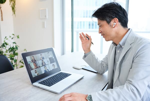 オンライン会議でイヤホンを使う機会が増えた人もいるだろう。写真はイメージ=PIXTA オンライン会議でイヤホンを使う機会が増えた人もいるだろう。写真はイメージ=PIXTA