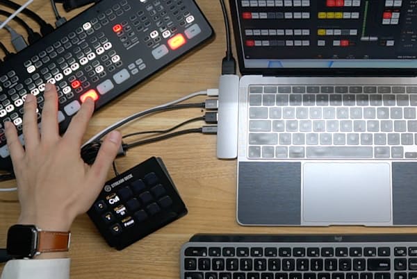 日本大学非常勤講師の岩瀬さんはライブスイッチャー(左)を使い、4台のカメラを切り替えながら授業をしている 日本大学非常勤講師の岩瀬さんはライブスイッチャー(左)を使い、4台のカメラを切り替えながら授業をしている