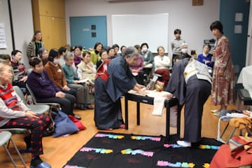 A salon for the elderly held as a “group activity” in Toshima Ward, Tokyo.